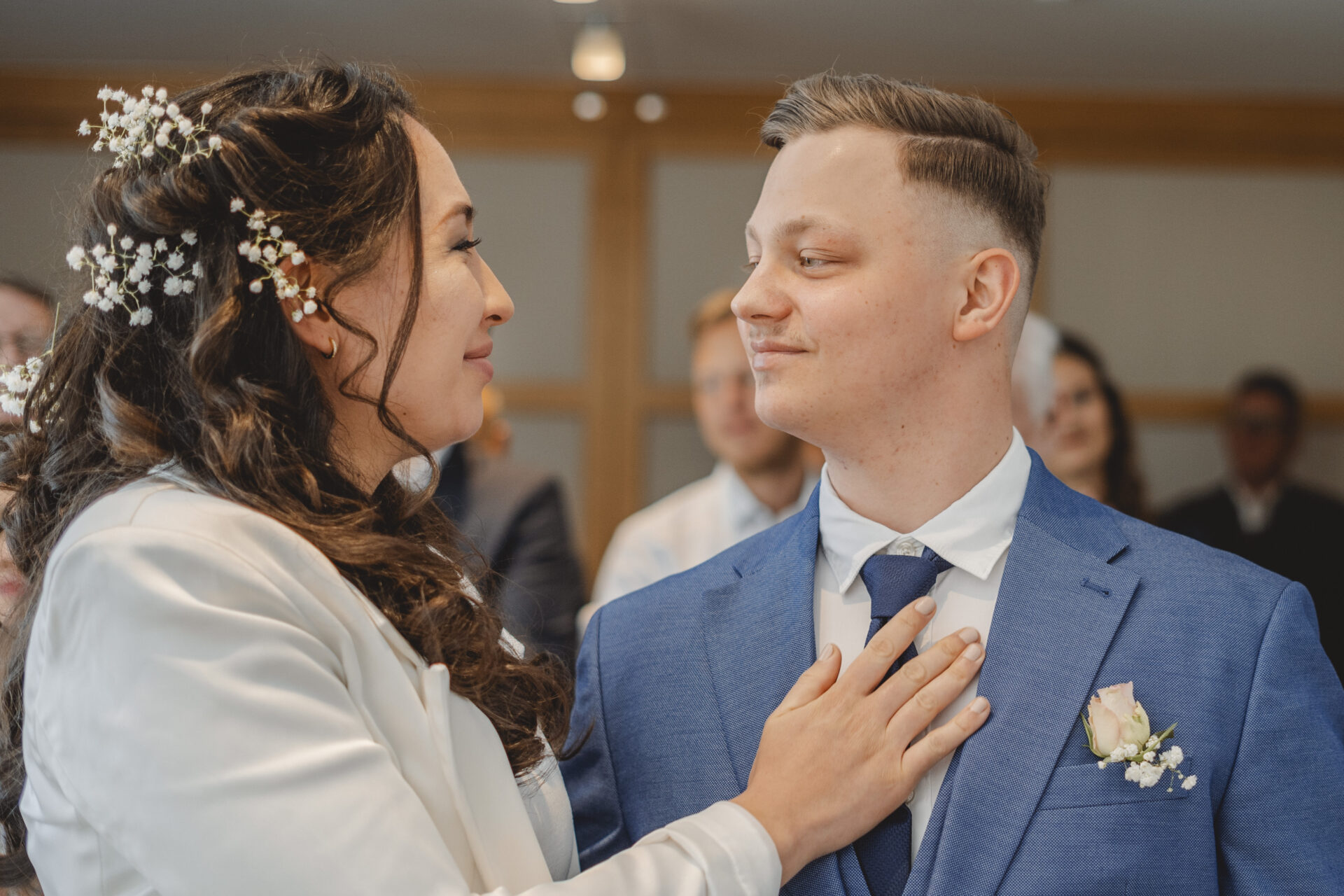 Eine Braut und ihr Bräutigam sehen sich verliebt in die Augen bei ihrer Hochzeit im Standesamt München