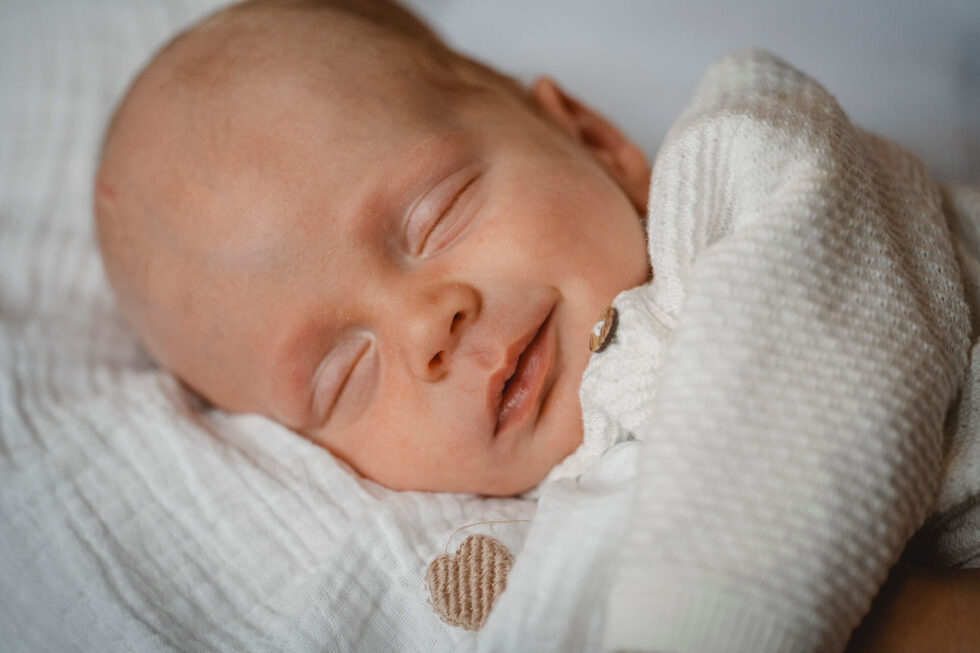 Schlafendes Baby fotografiert bei einem Neugeborenen Shooting in München