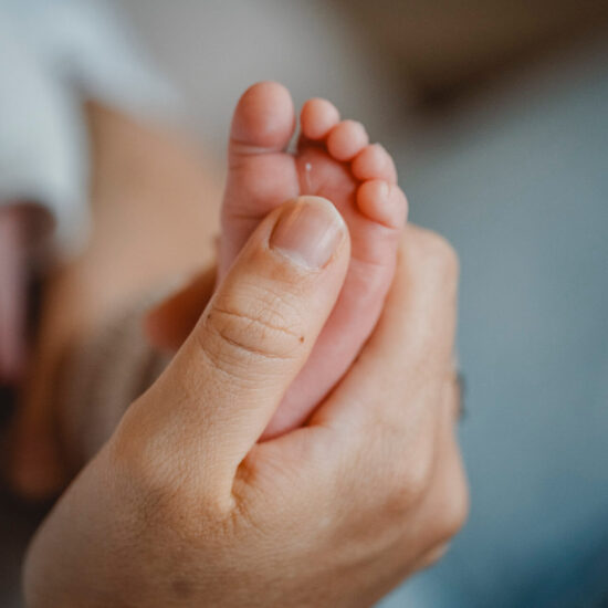 Foto von einem kleinen Babyfüßchen entstanden bei einem Neugeborenen Shooting in München